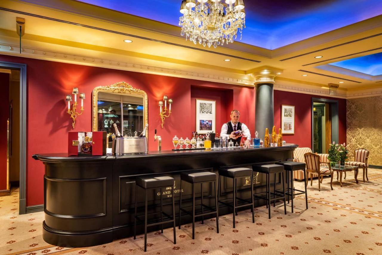 グランド ホテル ウィーン エクステリア 写真 The bar at the hotel