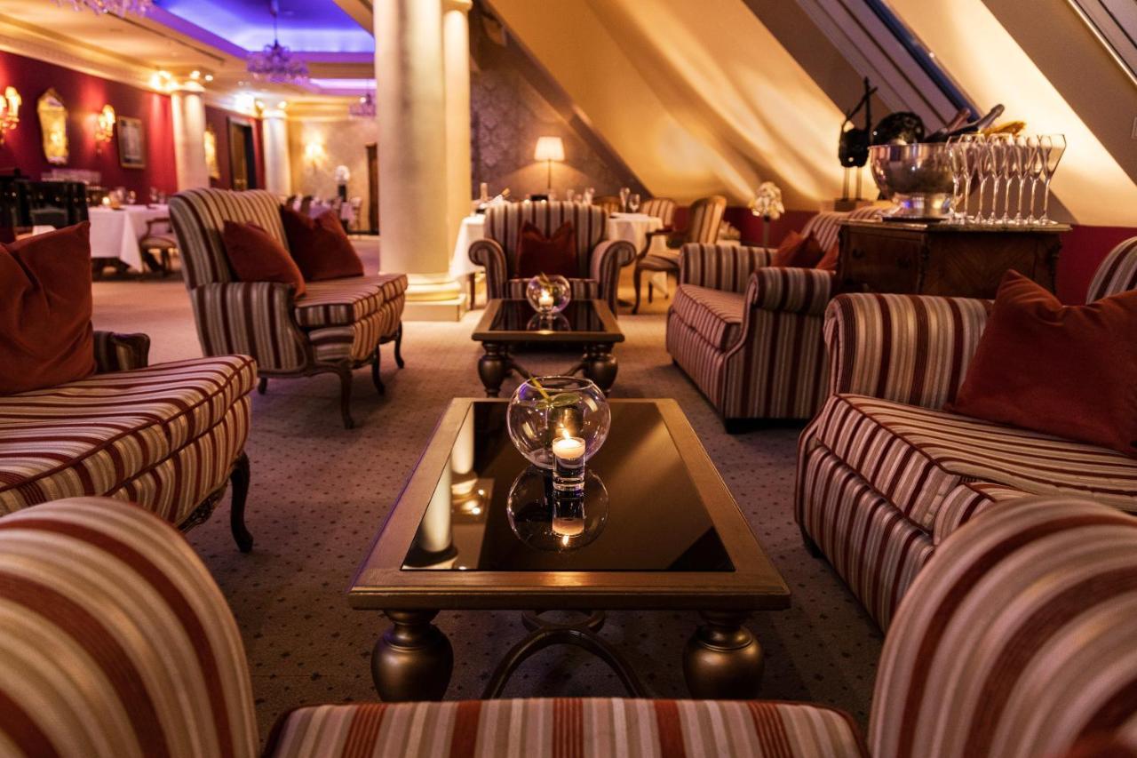 グランド ホテル ウィーン エクステリア 写真 The lounge at the Radisson Blu Hamburg