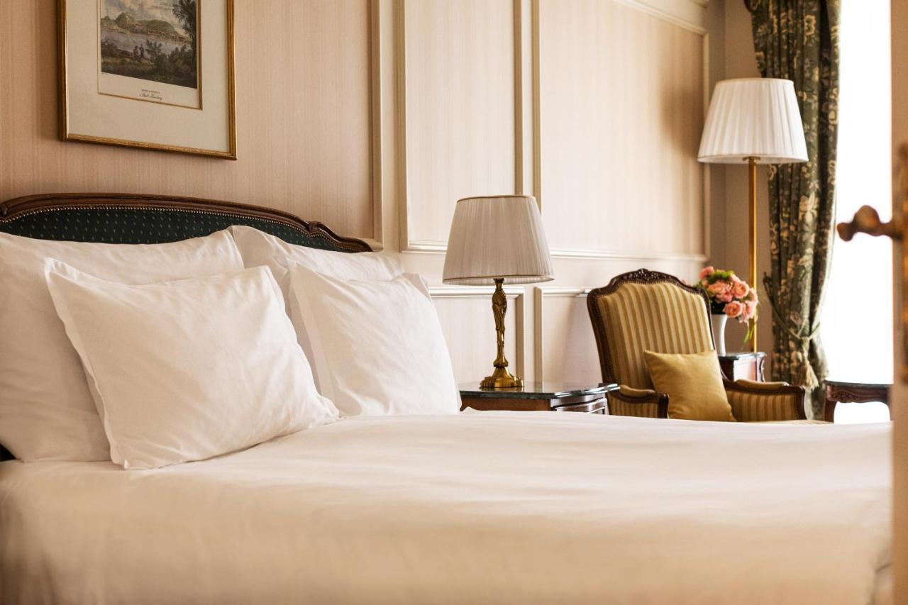 グランド ホテル ウィーン エクステリア 写真 A bed with white sheets